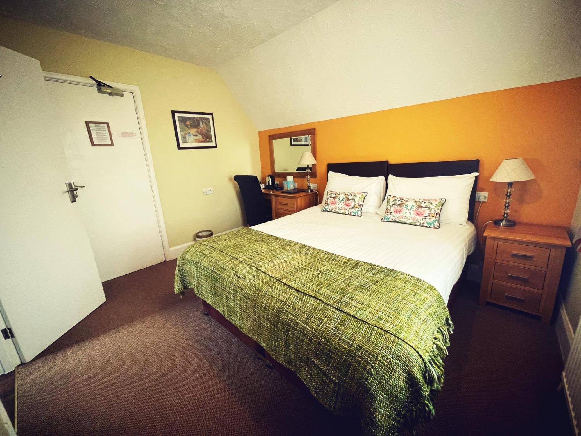 The Robin Hill Bed & Breakfast Торки Екстериор снимка